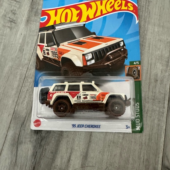 Hot Wheels '95 Jeep Cherokee White SUV Treasure Hunt HW Mud Studs 2023 - Picture 2 of 5